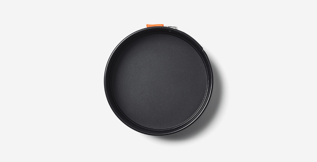 Heavy Gauge Metal Springform Round Cake Tin | Le Creuset